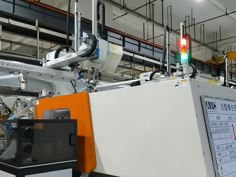 fun88乐天使机械手铜套埋取自动化